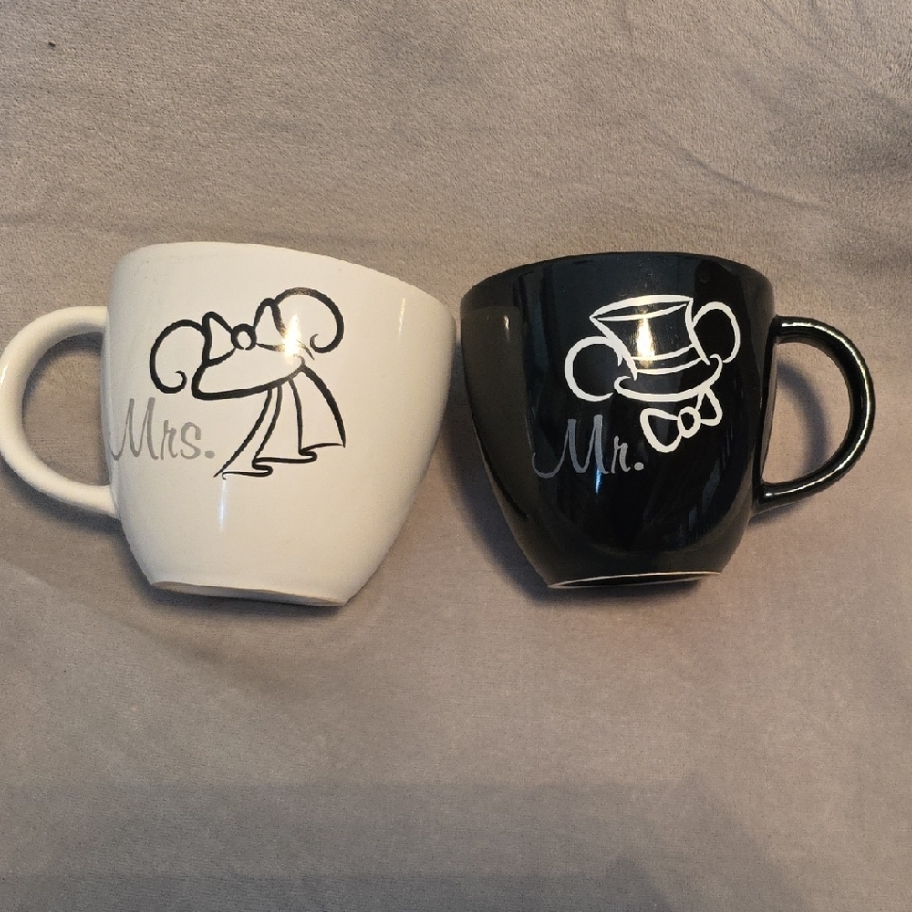 Disney Parks MR & MRS Mickey Minnie Mouse Bride Groom Coffee Cup Mug Set
